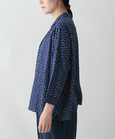 ポルカドット・綿麻レーヨンギャザーブラウス　(ネイビー)