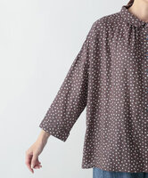 ポルカドット・綿麻レーヨンギャザーブラウス　(ブラウン)
