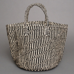 (ケニア)　サイザルバッグ　アクリル柄編み　10インチ　(ホワイトXブラック)　No.2