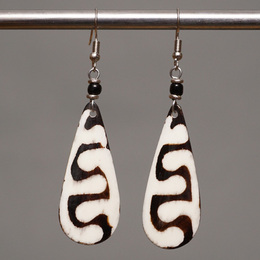 (ケニア)　　牛骨プレート　ピアス　No.600-95