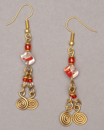 (ケニア)　　レッドビーズ&ぐるぐる真鍮フリンジ　ピアス　No.900-26