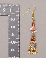 (ケニア)　　レッドビーズ&ぐるぐる真鍮フリンジ　ピアス　No.900-26