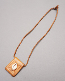 (ギニア)　子安貝　お守り　ねじり革　ネックレス No.190